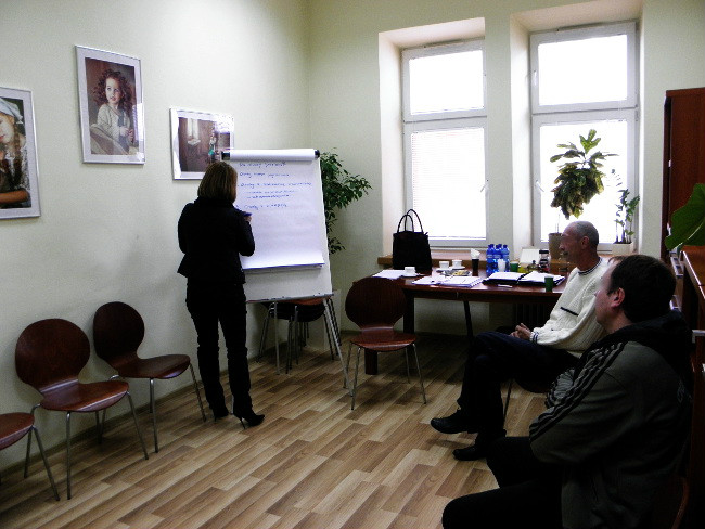 Zdjęcie uczestników programu korekcyjno-edukacyjnego dla sprawców przemocy